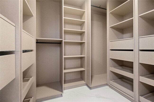 Building Photo - 700 NE 24th St