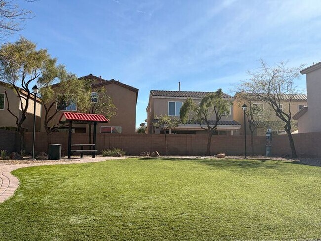 Building Photo - 10559 La Campana St