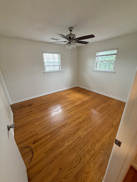 Building Photo - 8912 Bayview Dr