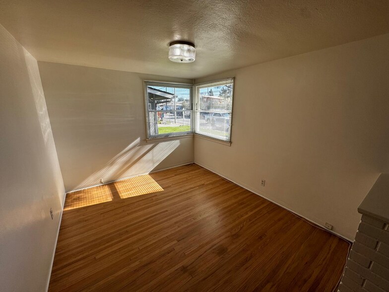 Building Photo - 1800 Viola Pl