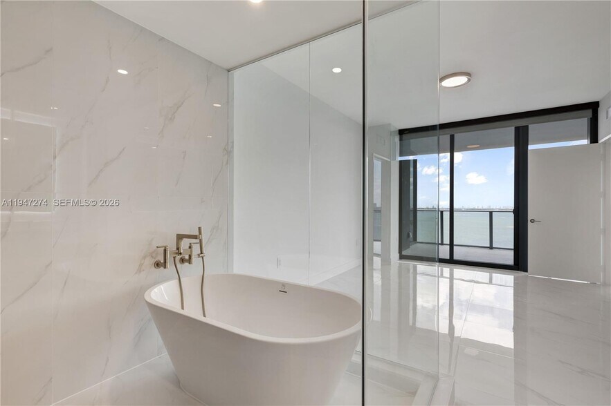 Building Photo - 700 NE 24th St