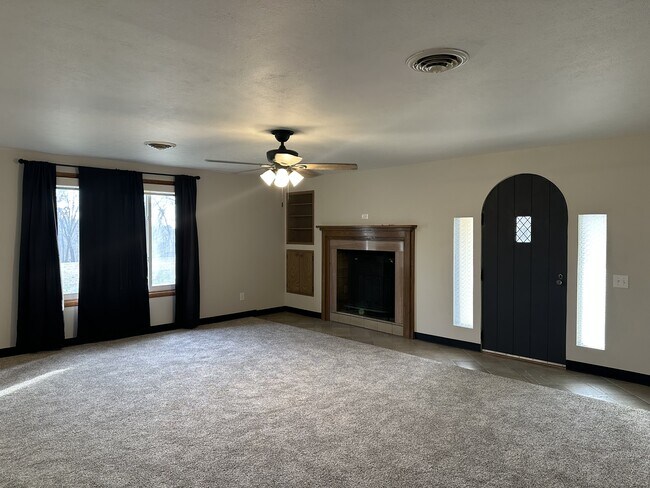 Building Photo - 260 Mark Twain Dr