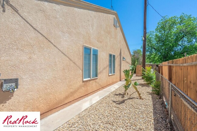 Building Photo - Charming 3 Bed, 2 Bath Home in the Heart of St. George!