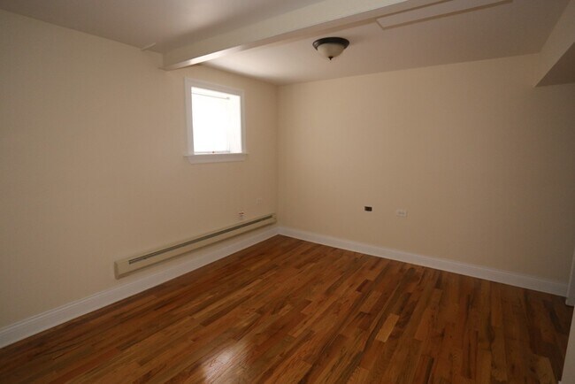 Building Photo - 1133 W Oakdale Ave