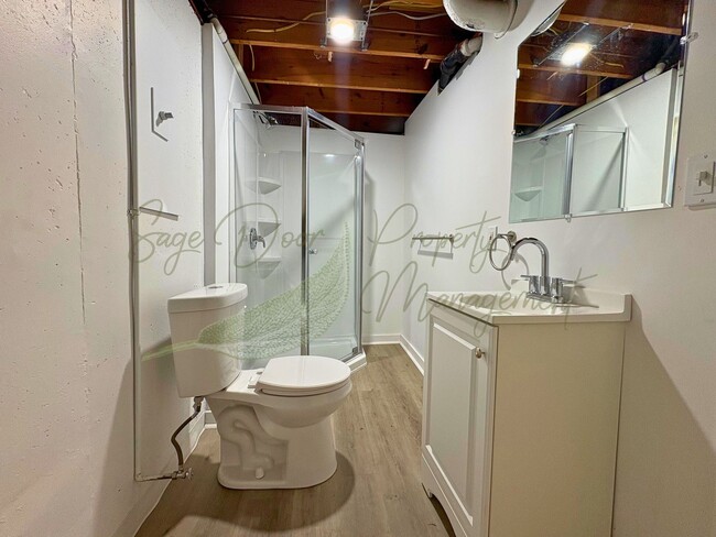 Building Photo - BEAUTIFULLY UPDATED 5 BED/ 3 BATH HOME WITH OVERSIZED GARAGE