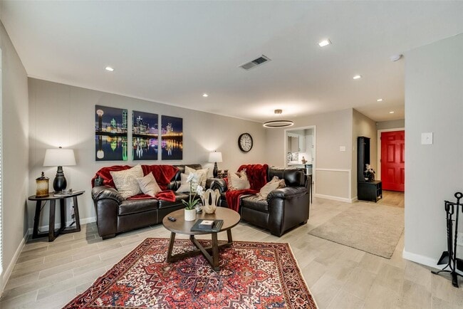 Building Photo - 3 Bedroom 2 Bathroom 2 Car Garage Duplex i...