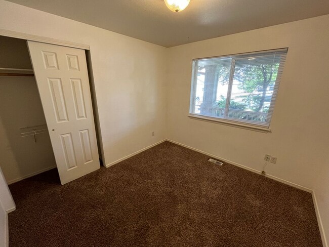 Building Photo - Cozy SE Bend 3 Bed/2 Bath Home on Large Co...