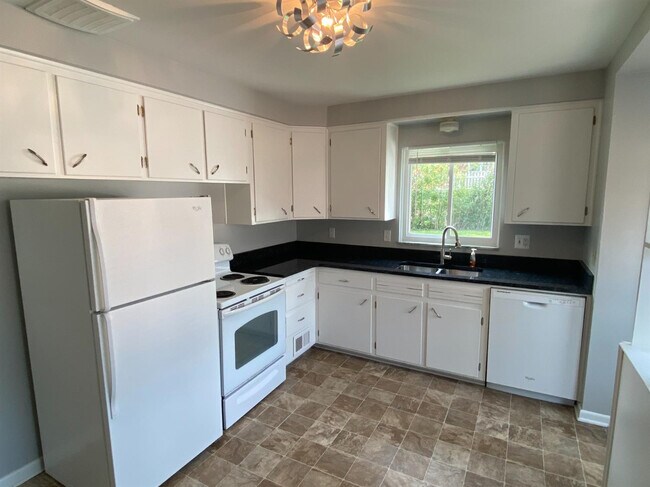 Building Photo - 1510 Woodland Dr