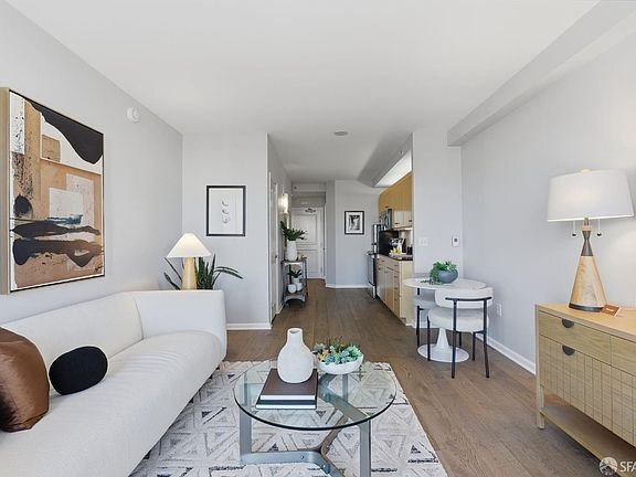 Building Photo - 140 S Van Ness Ave