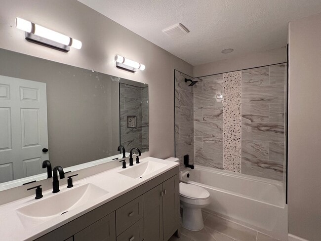 Building Photo - Beautifully Renovated 6 Bedroom, 2 Bathroo...