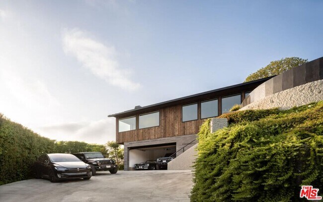 Building Photo - 2532 Canyon Oak Dr