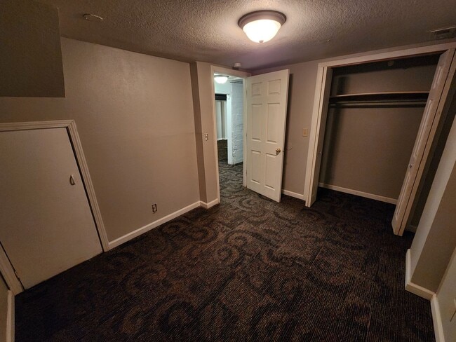 Building Photo - 4 Bedroom Home in Oak Park Area