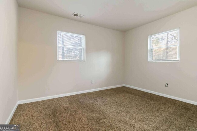 Building Photo - 2361 Swallow Cir SE