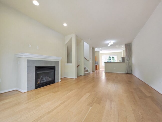 Building Photo - Spacious 3BR/3.5BA Townhome in Desirable E...
