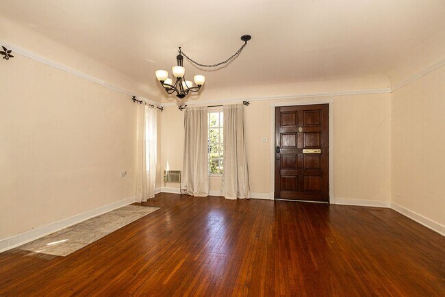 Building Photo - Warm & Welcoming Home Near Melrose with Room to Live, Work & Create