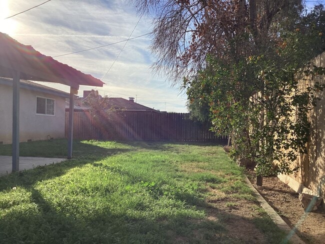 Building Photo - 487 W San Jose Ave