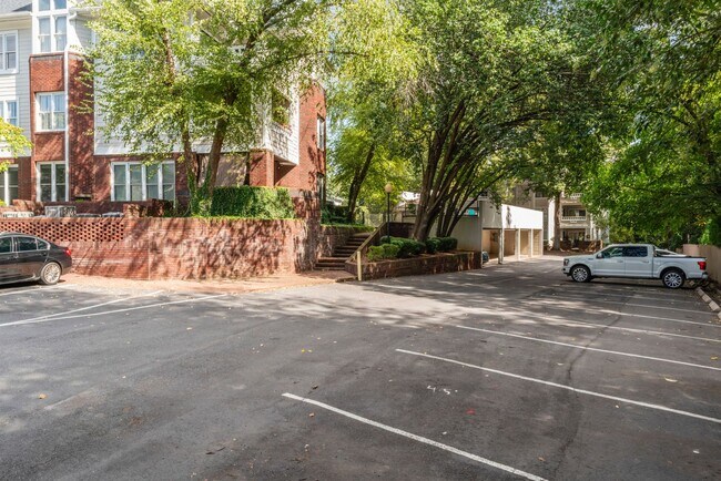 Building Photo - 2719 Selwyn Ave