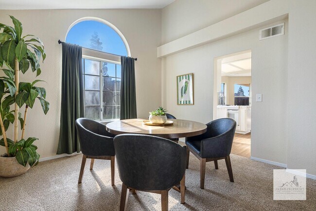 Building Photo - 805 E Buckhill Rd