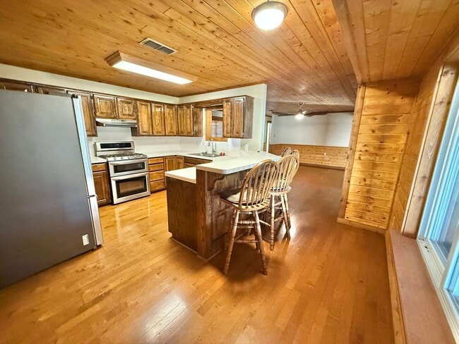 Building Photo - 284 CR 202 E