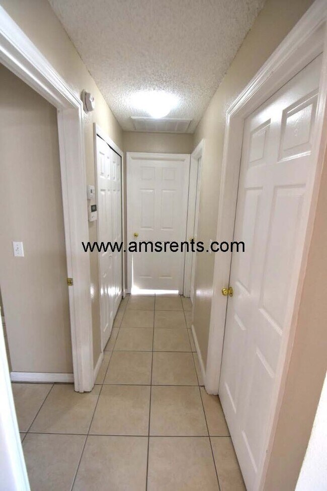 Building Photo - Spacious 3 bedroom 2 bath in Poinciana