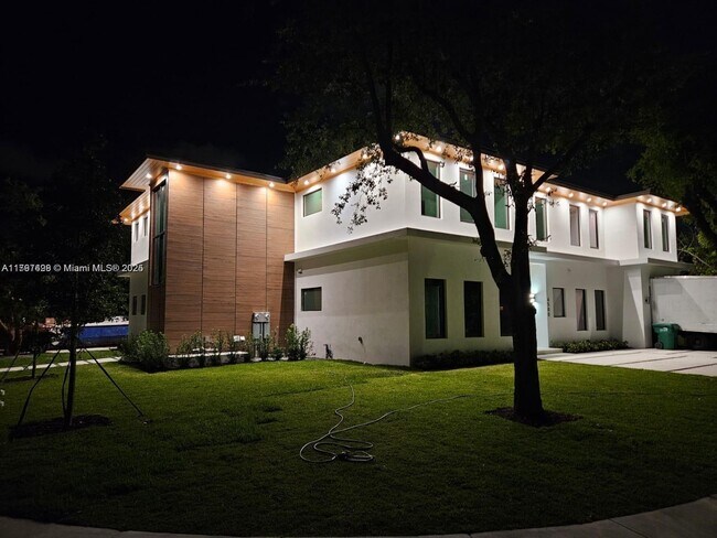 Building Photo - 8410 SW 65th Ave