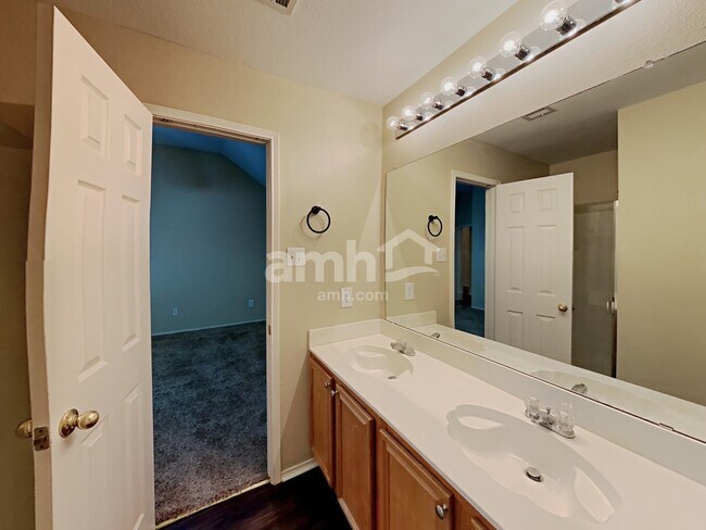 Building Photo - 2809 Mitchell Ln