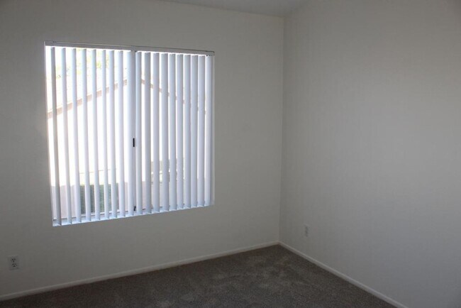 Building Photo - 4Bed/3Bath with 1 bed and bath downstairs & bonus room~ Avenida Andante