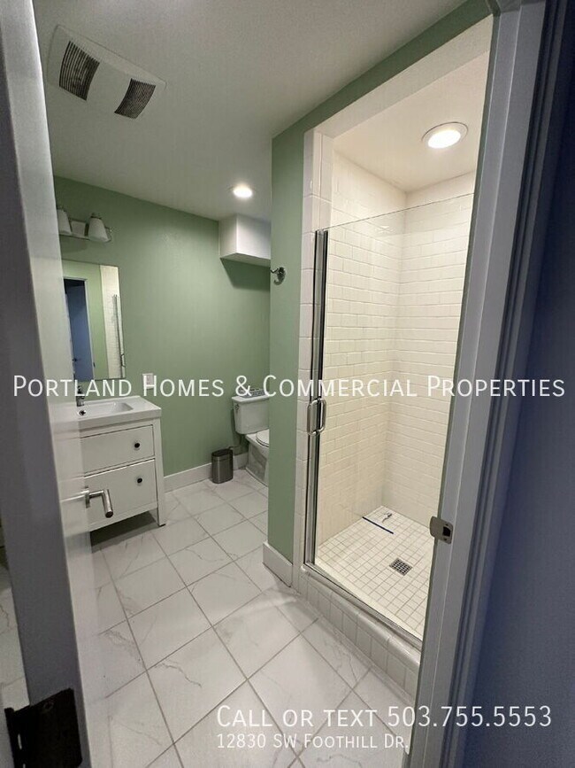 Building Photo - 12830 SW Foothill Dr