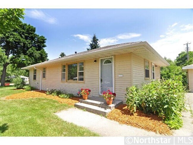 Building Photo - Charming Home in Desirable Bloomington Loc...