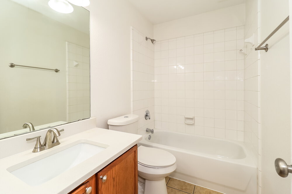 Building Photo - 2246 Midbury Dr