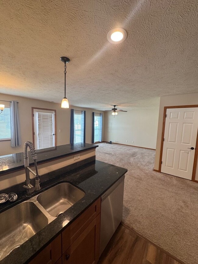 Building Photo - Spacious 3-Bedroom Townhome in Prairie Vil...