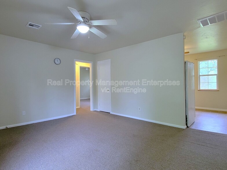 Building Photo - 608 N Poplar Ln