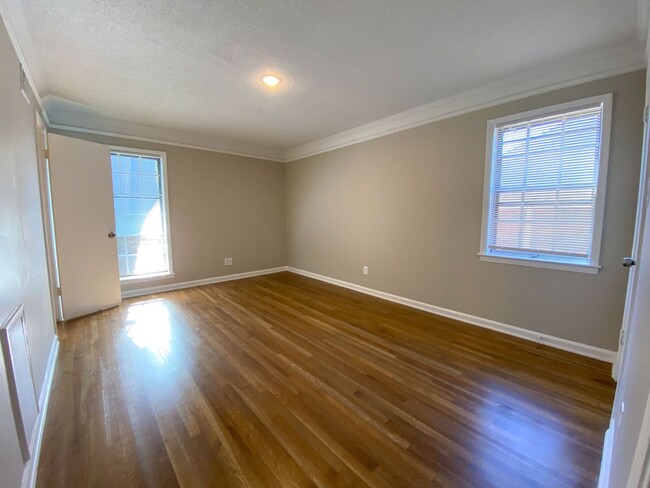 Building Photo - 3 bedroom 2 bathroom near Sycamore View an...