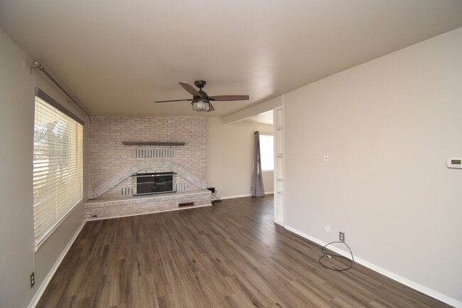 Building Photo - Updated and Charming 3 Bed Home with Fiber Internet & New Appliances!!!