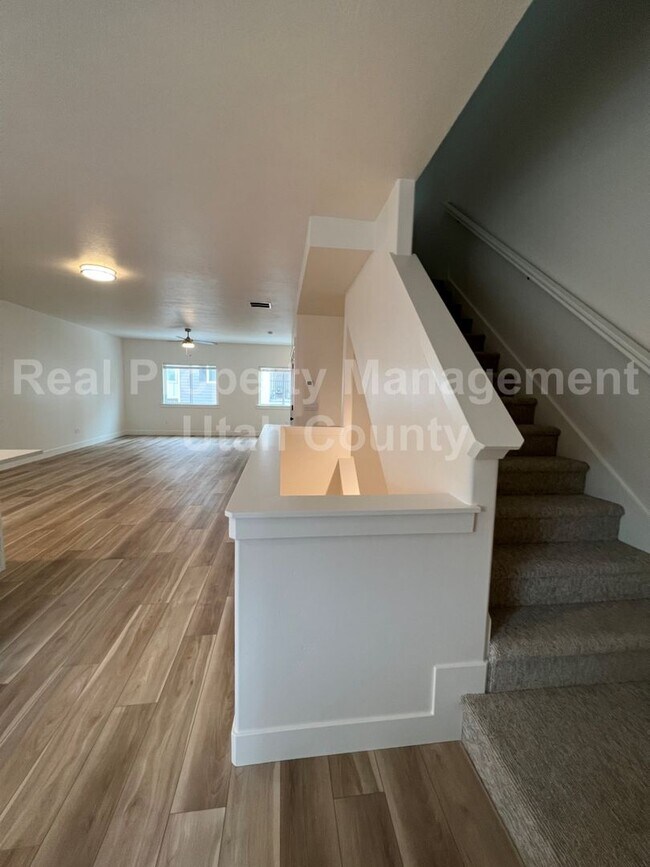 Building Photo - Newer American Fork Townhouse