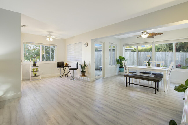 Building Photo - 466 Tequesta Dr