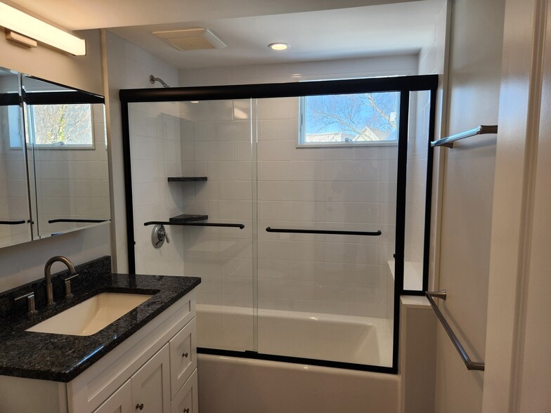 Building Photo - 17 Roundy St