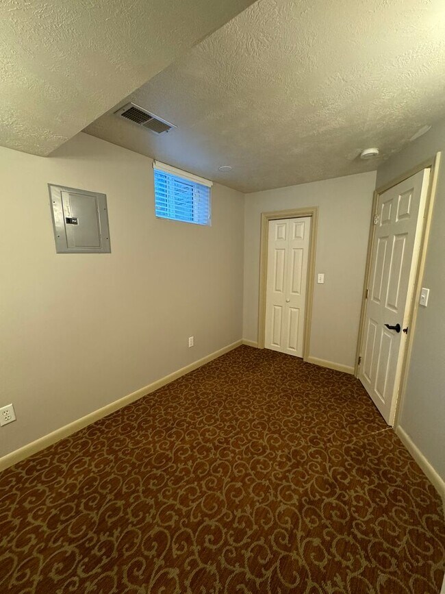 Building Photo - Executive 5-Bedroom Home ten Minutes from the University of Utah and Medical Center!