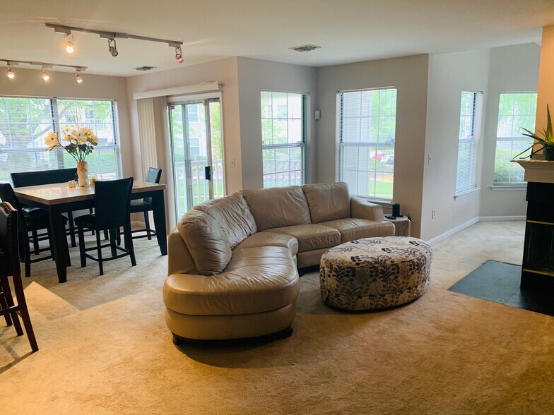 Living Room - 5608 Willoughby Newton Dr