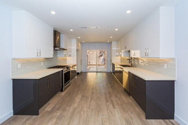 Building Photo - 6850 Encino Ave