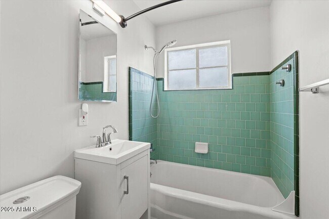 Building Photo - 2408 W Weldon Ave