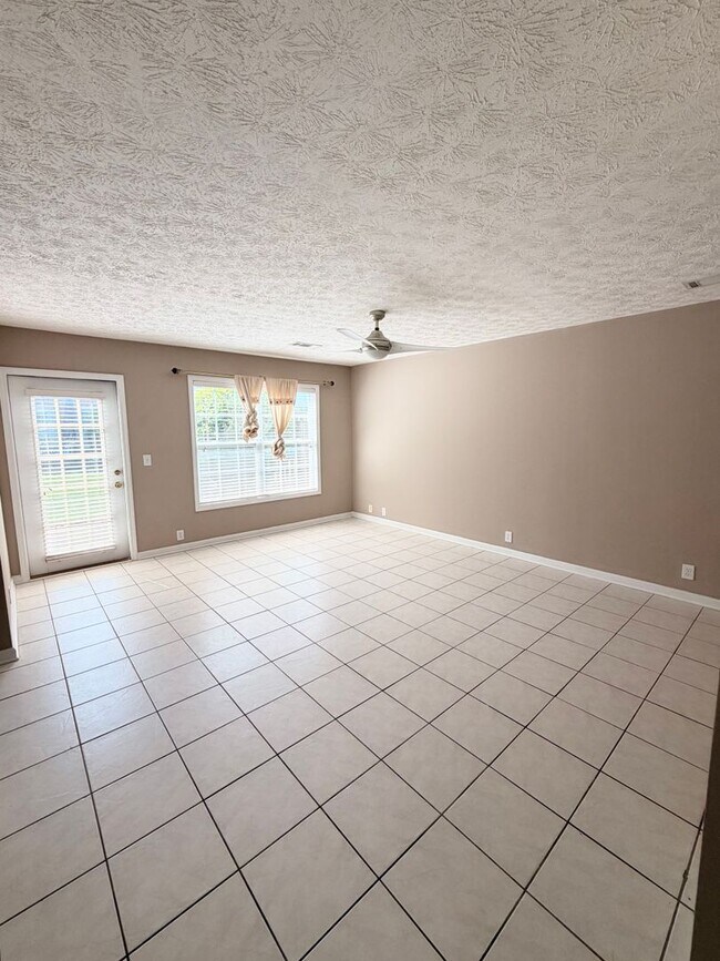 Building Photo - 1477 N Donahue Dr