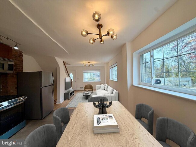 Building Photo - 1300 Dexter Terrace SE