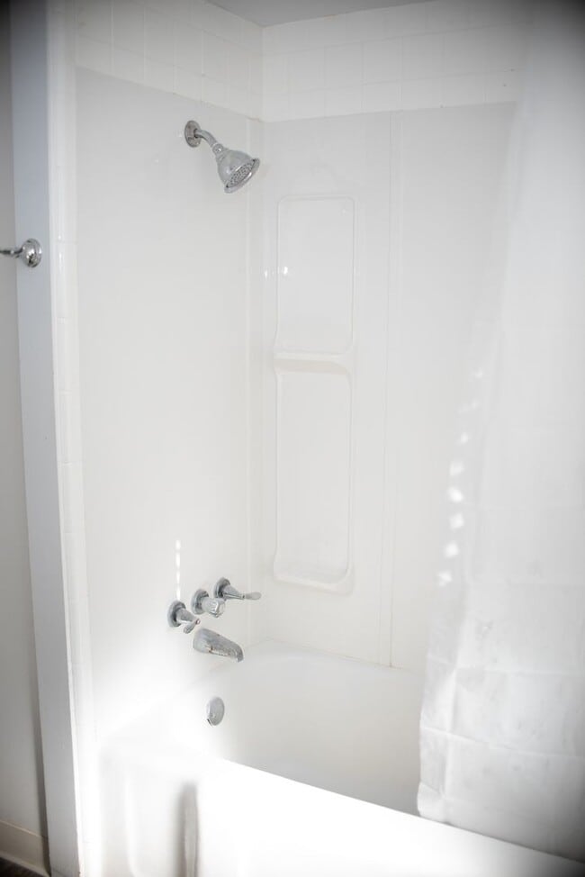 Building Photo - 870 E Main St