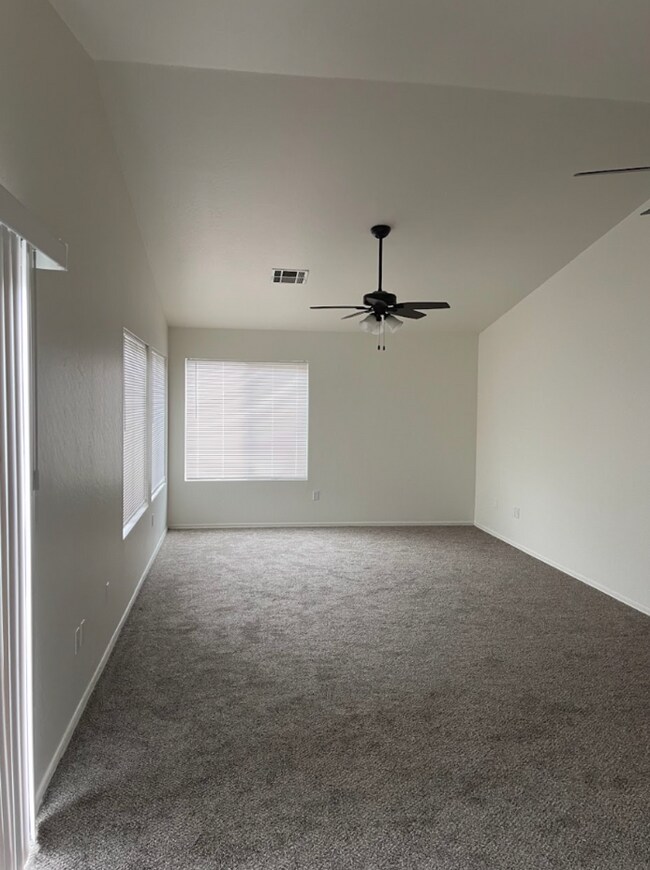 Building Photo - 3 Bed/2.5 Bath 2-Level Home with Loaded Kitchen! Washer/Dryer! Big backyard!