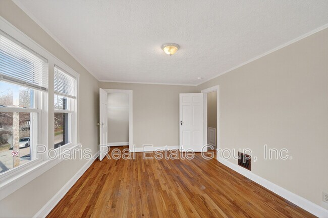 Building Photo - 715 E 60th St