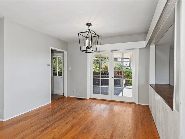 Building Photo - Gorgeous 3 bd 2 ba + Den Single Family hom...