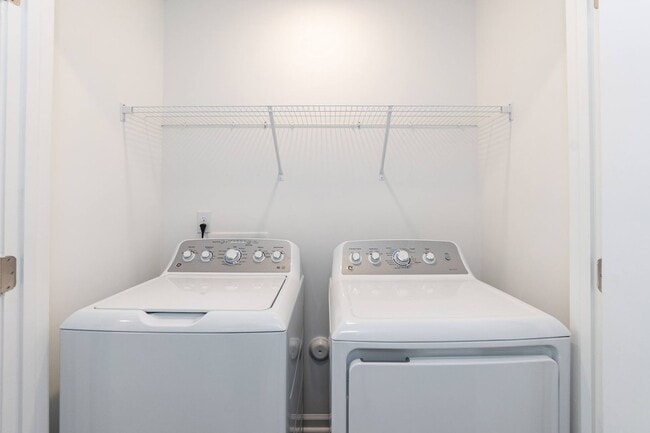 Building Photo - Three Bedroom End Unit Townhome!