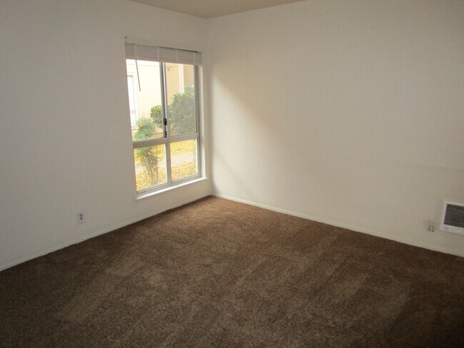 Building Photo - Location, Location, Location- Vintner Condo's