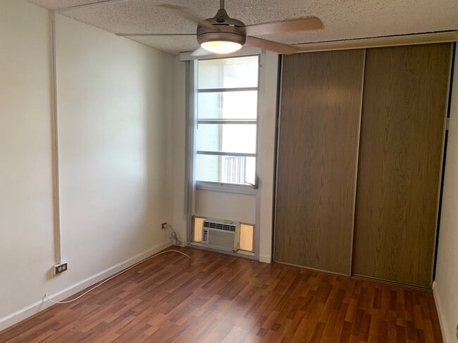 Building Photo - $2600, 2BR/2BA Salt Lake (Honolulu) -with A/C, 1 assigned parking